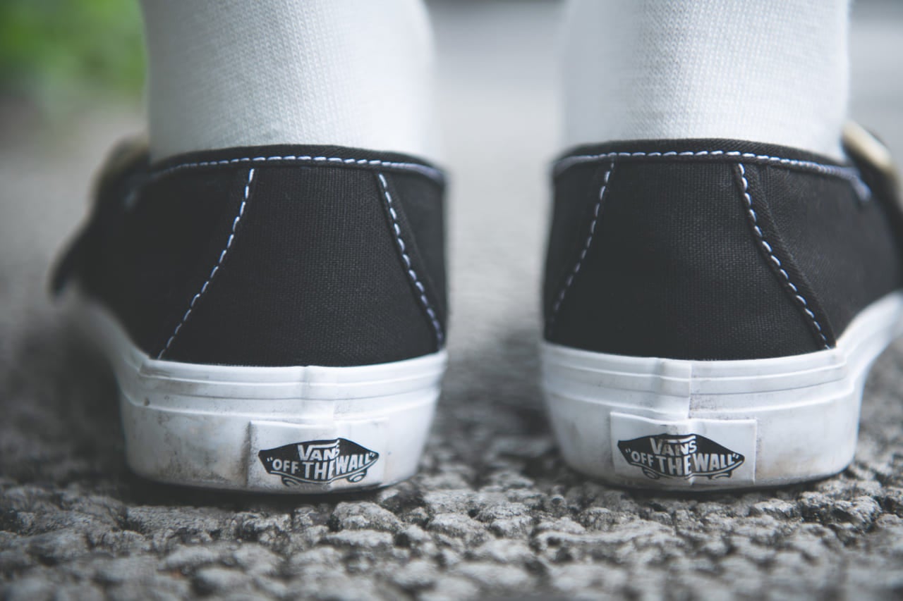 VANS MARY JANET ヴァンズ メリージェーン シャツ・ソックス:アラキ パンツ:オーラリー メガネ:ギュパール 荒木学人さん/「ARAKI」ディレクター、「HOME」オーナー 夏コーデ シンプルコーデ スニーカー 黒 ブラック ソール ヒール