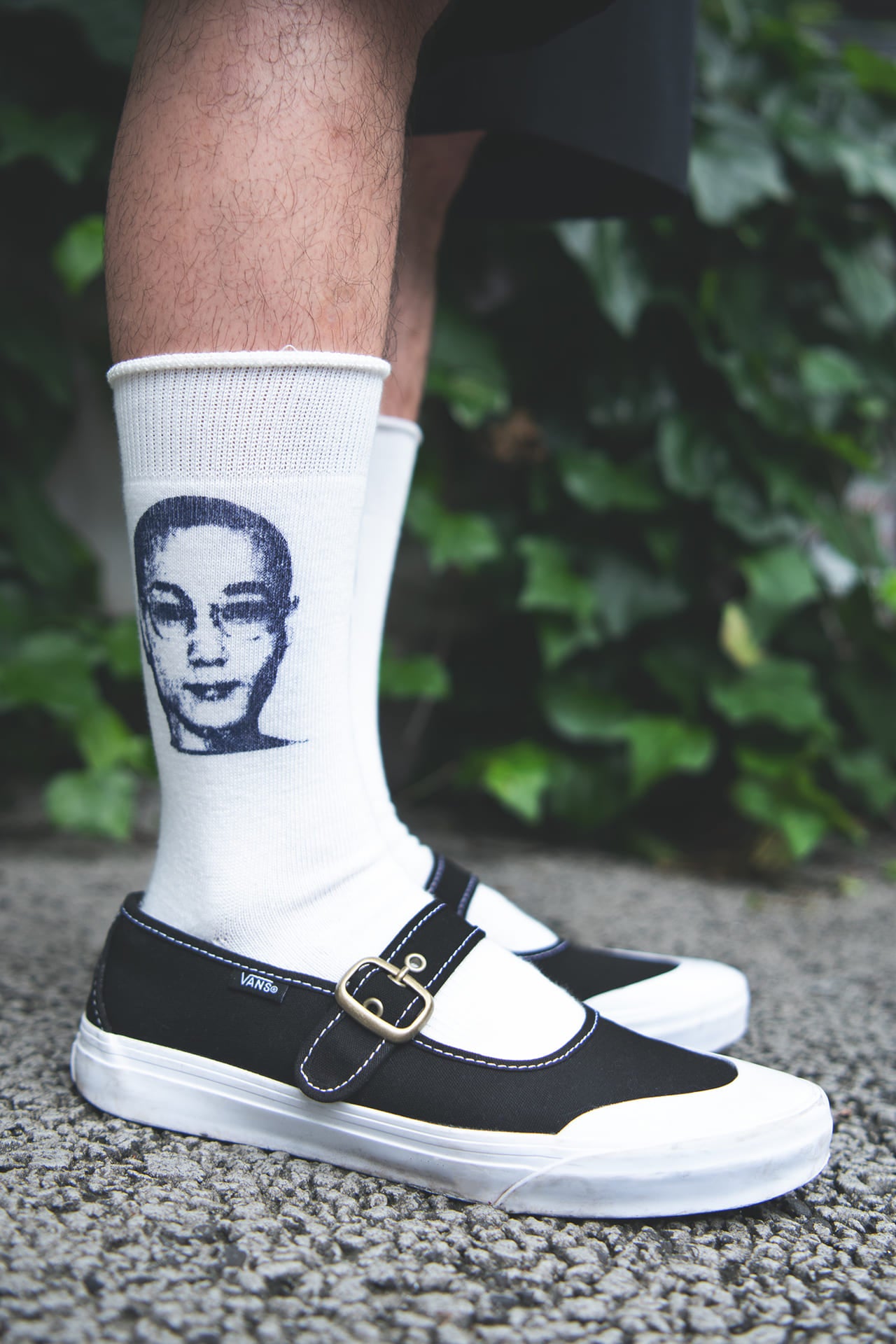 VANS MARY JANET ヴァンズ メリージェーン シャツ・ソックス:アラキ パンツ:オーラリー メガネ:ギュパール 荒木学人さん/「ARAKI」ディレクター、「HOME」オーナー 夏コーデ シンプルコーデ スニーカー 黒 ブラック サイド ソックス