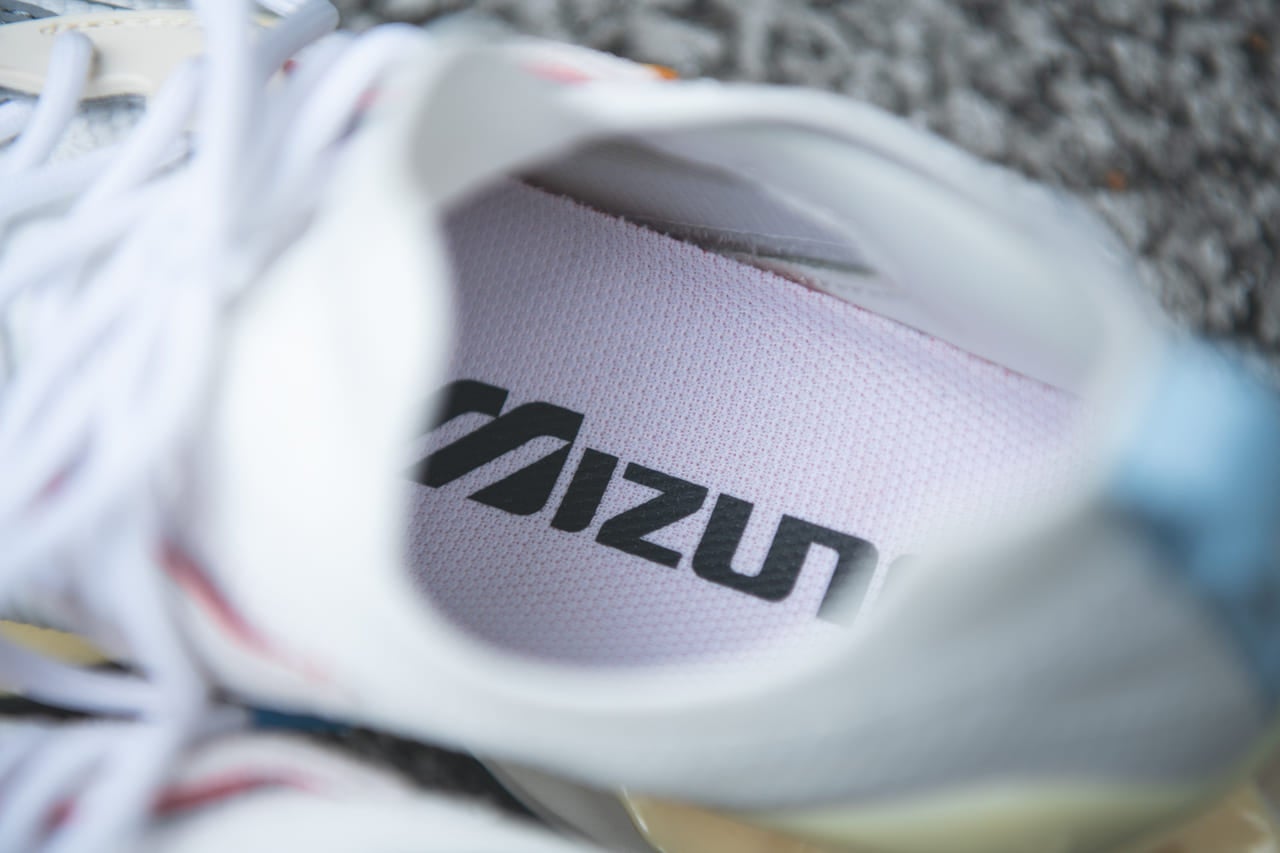 MIZUNO　WAVE PROPHECY β　シャツ・ソックス：アラキ　パンツ：オーラリー　メガネ：ギュパール 荒木学人さん／「ARAKI」ディレクター、「HOME」オーナー　夏コーデ　シンプルコーデ スニーカー　白　ハイテクスニーカー　中敷き