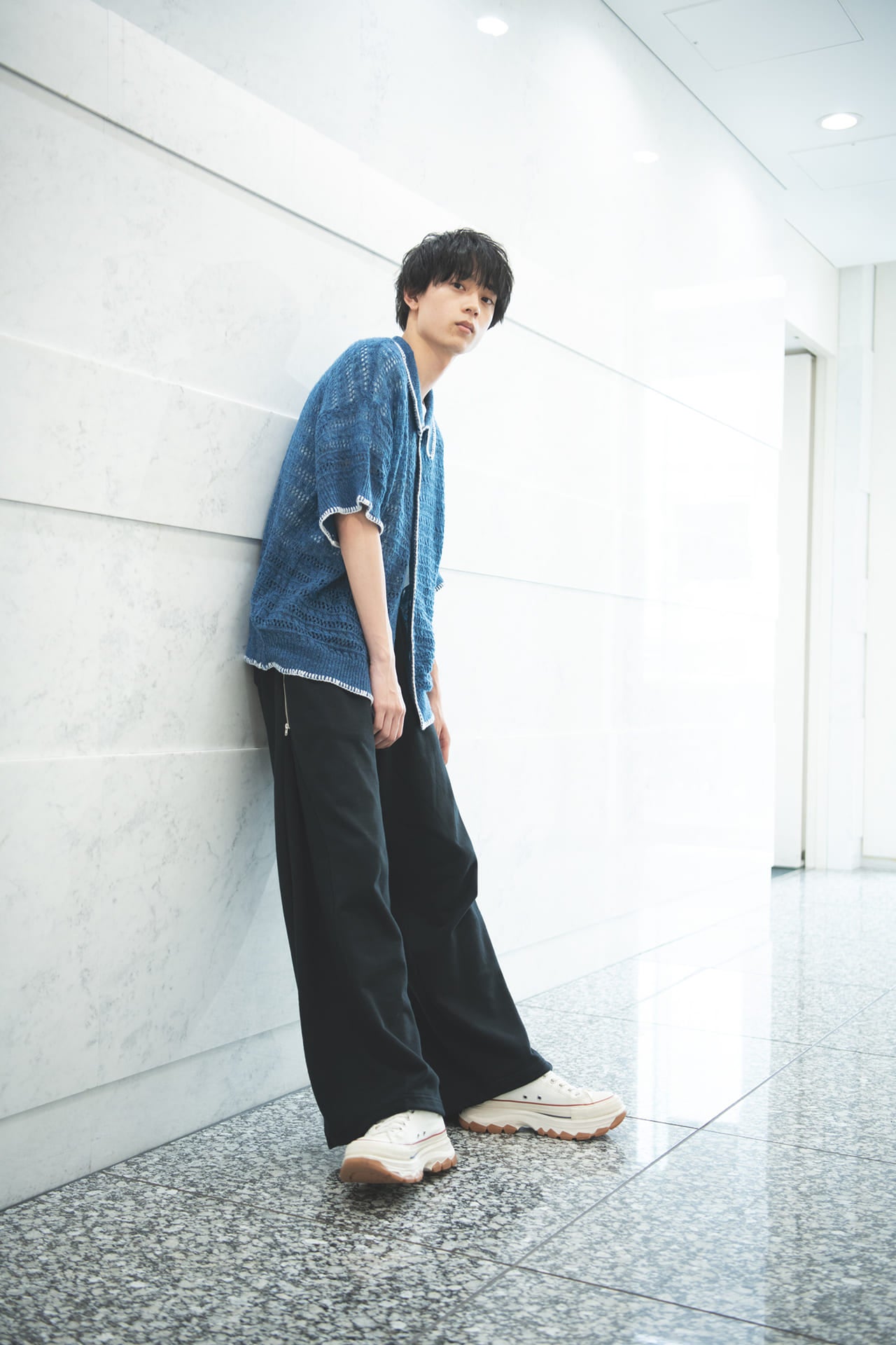 水沢 林太郎] 「コンバースの厚底スニーカーとユニクロのブルー