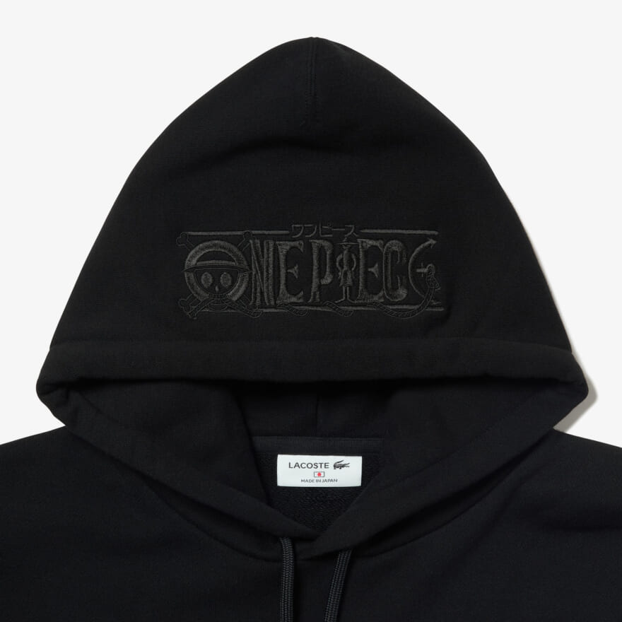 「ラコステ」と「ONE PIECE(ワンピース)」のコラボ <日本限定数量販売> ONE PIECE 扉絵プリント フーディー 黒 ロゴ