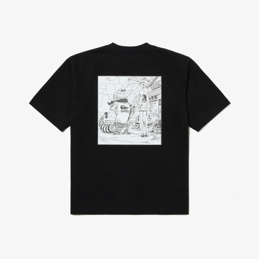 「ラコステ」と「ONE PIECE(ワンピース)」のコラボ 扉絵バックプリント T シャツ 黒