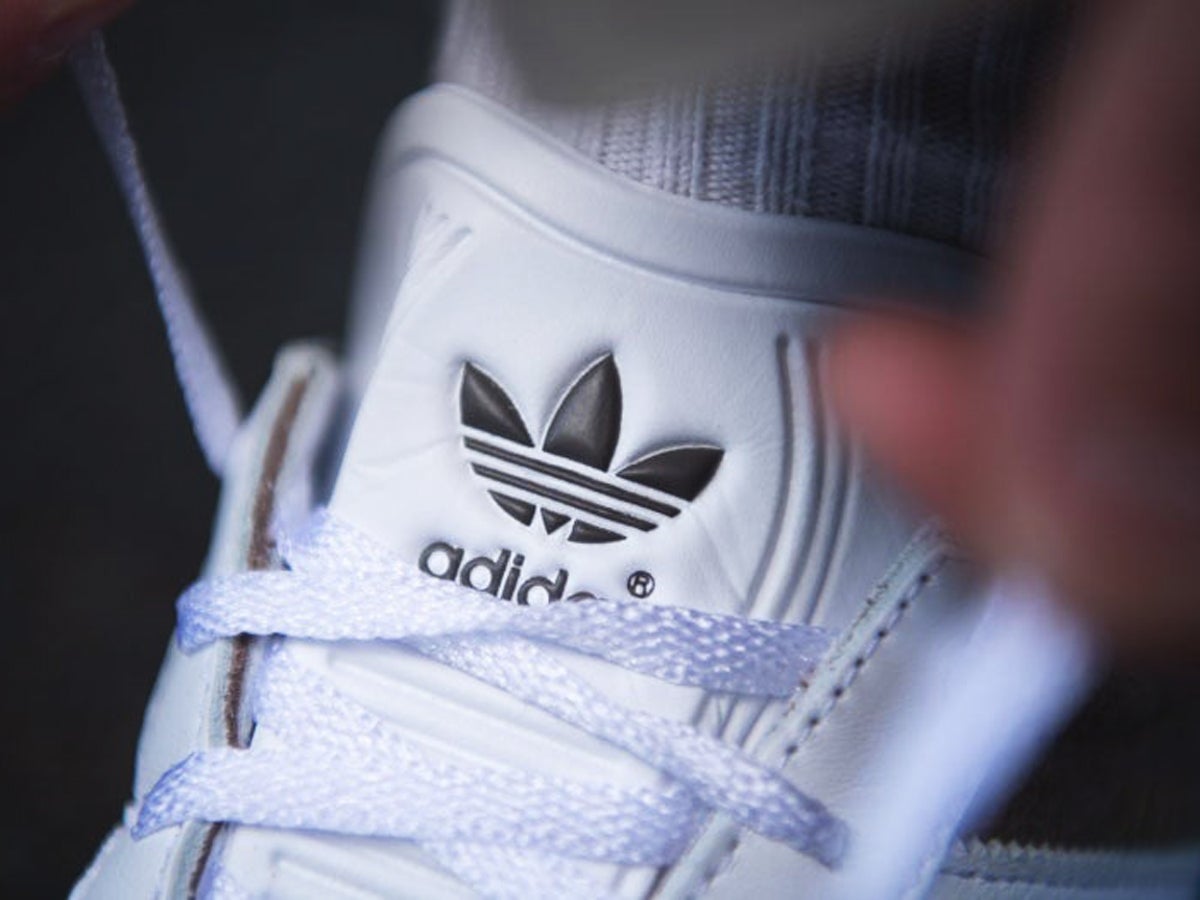 プレミアムなスタンスミス…オシャレな人愛用の「アディダス」スニーカーと正解着こなし！ クラシックモデルをワイドパンツと合わせる４人のセオリー。
