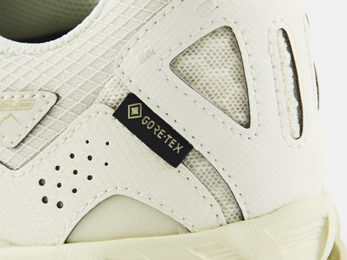 [Gallery]服のプロも欲しい「防水スニーカー」６選。 ニューバランス、サロモン、ホカ…雨の日にあえて履きたいのは“黒じゃない”大人カラー！