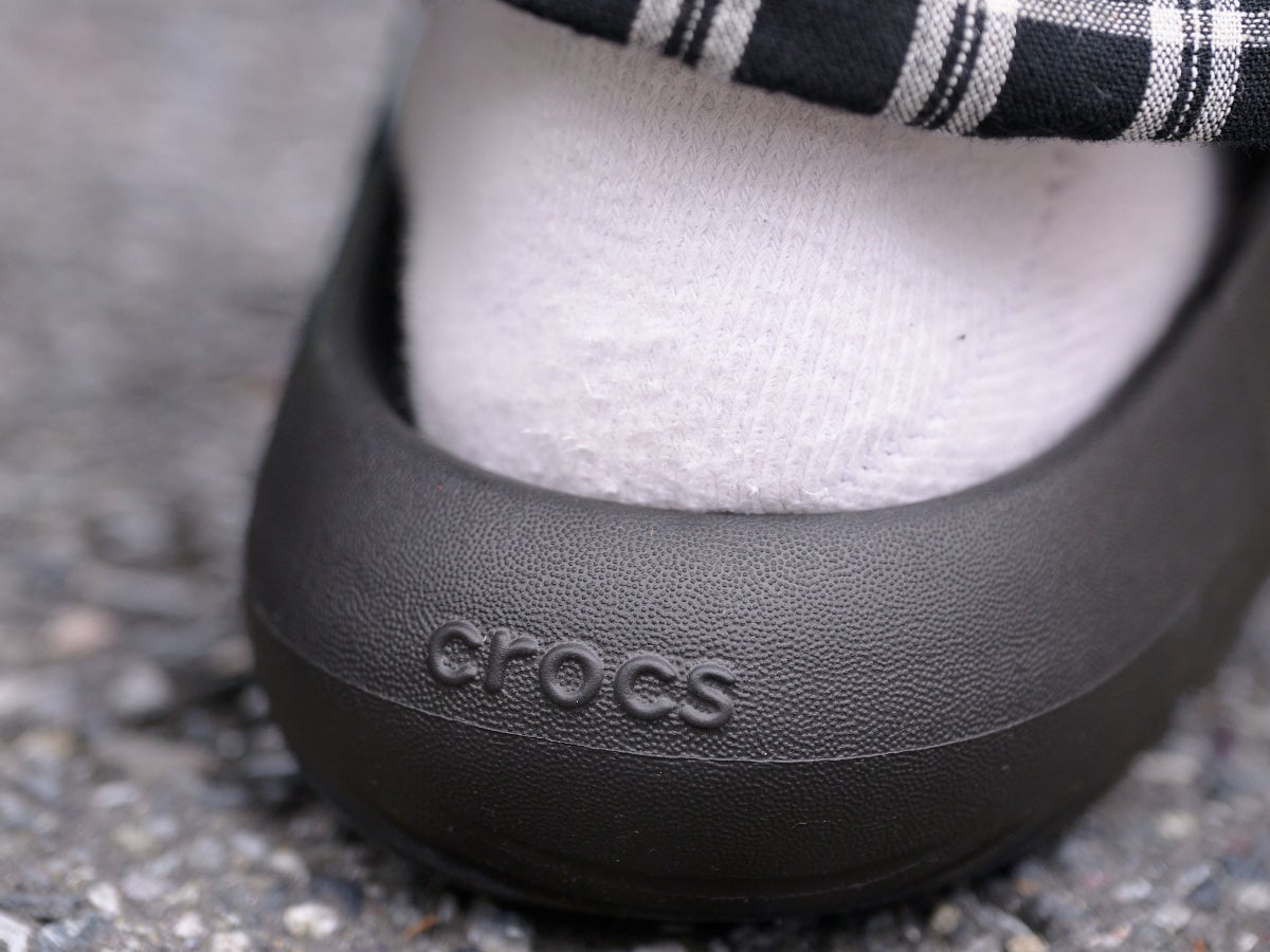 「クロックス」の黒いリカバリーサンダルは吸い込まれる柔らかさ！ブラックでまとめた“ラフすぎない”セットアップコーデ。【服のプロが夏に履きたいサンダルSNAP】［crocs™］