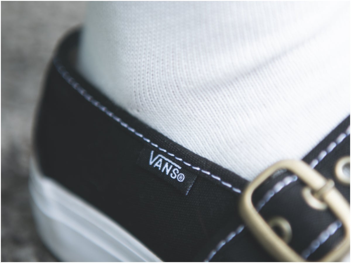 こんな「ヴァンズ」があるって知ってた!? 履き心地も最高な“人と被らない”メリージェーンをシンプルコーデの相棒に！【おしゃれな人はメジャーブランドの愛用スニーカーをどう履く？Vol.90】［VANS］