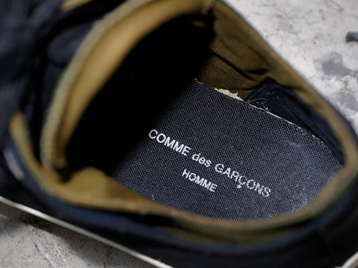 「コム デ ギャルソン オム」のスニーカーは着回しが利く！ローテクだけど“差がつく”相棒。【おしゃれな人はメジャーブランドの愛用スニーカーをどう履く？Vol.88】