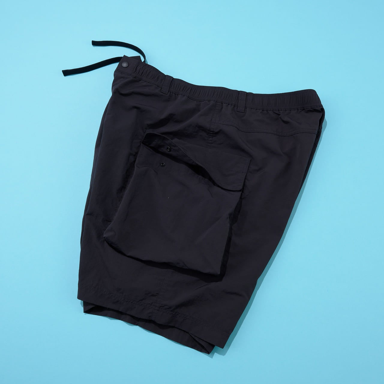 エディターが買ってよかったユニクロ U の黒いパラシュートカーゴショーツ ポケット