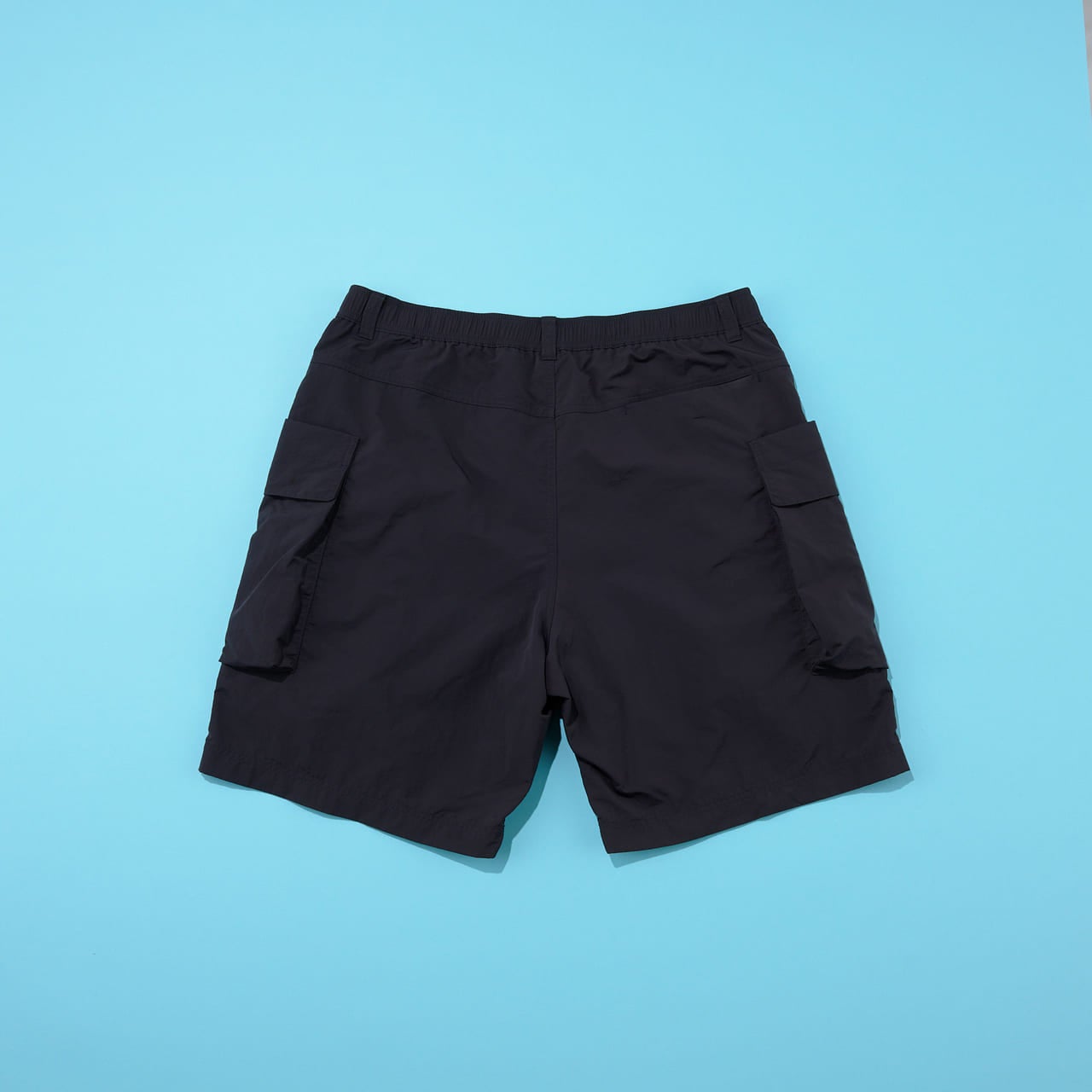 エディターが買ってよかったユニクロ U の黒いパラシュートカーゴショーツ バック