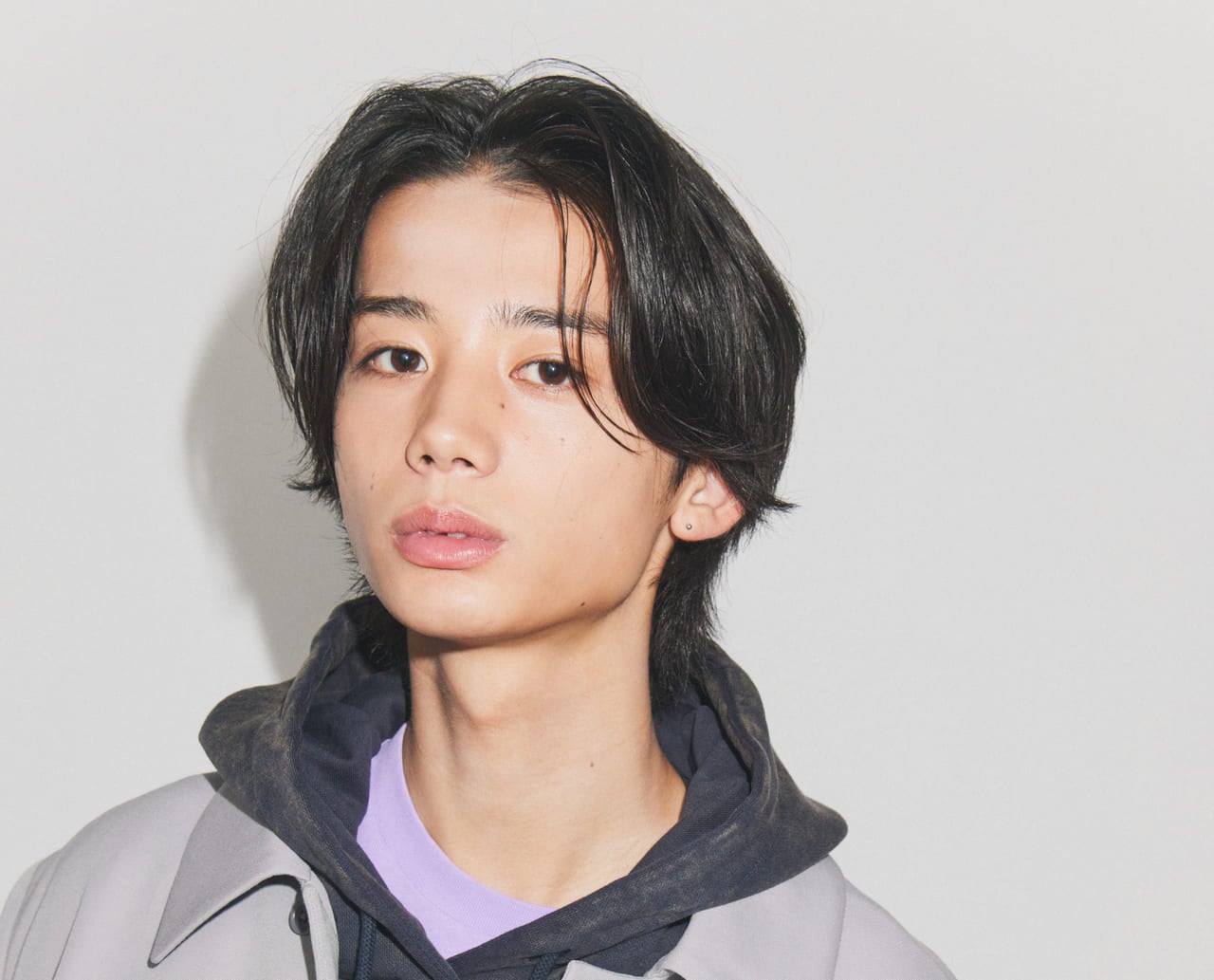 野口 勇斗くん／ウルフテイストをプラスしたセンターパートとリラックス感のあるコーデでいなたさと今っぽさを融合［ファイナリストたちのNEW LOOK］