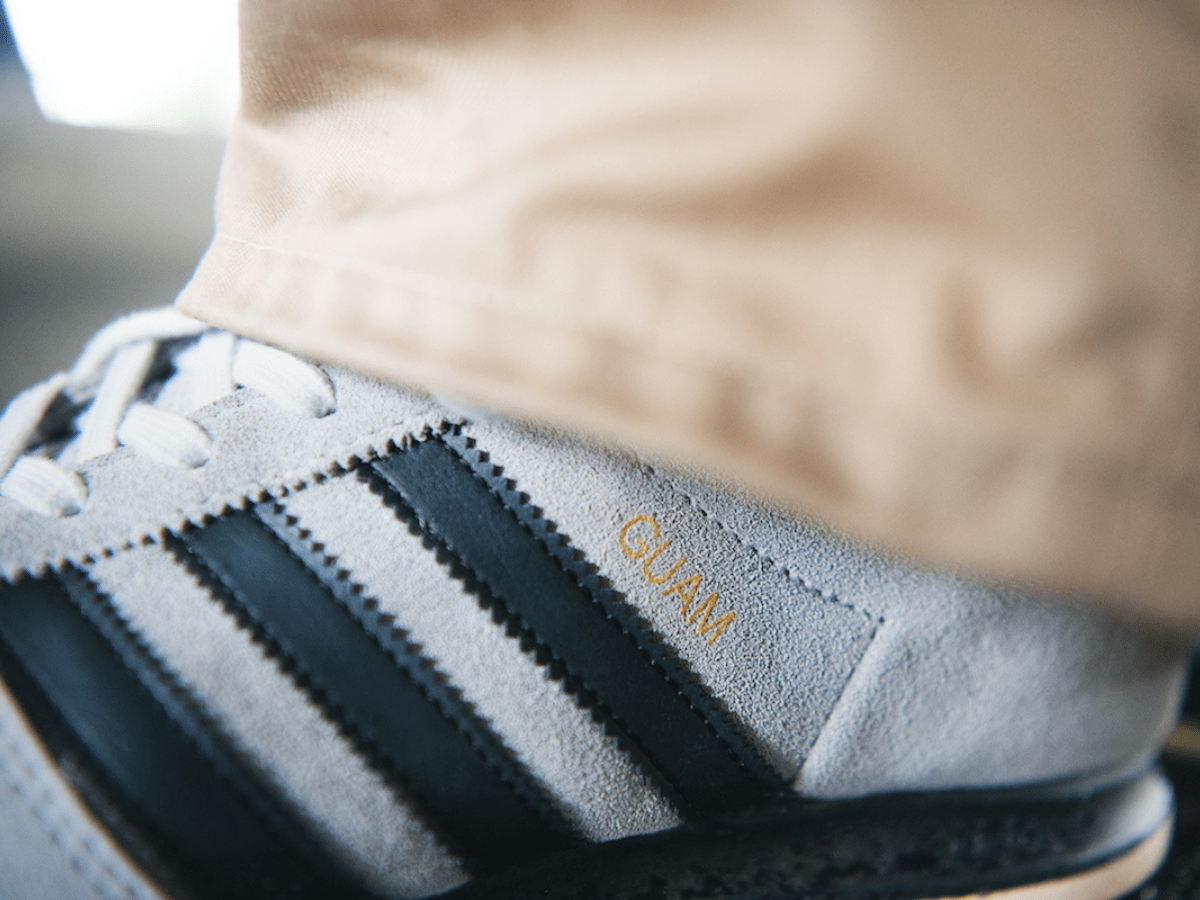 革靴派も唸る！大人グレーの「アディダス」にフレンチシックなシャツを合わせて色気をプラス【真夏のスニーカー毎日スナップ／DAY13】