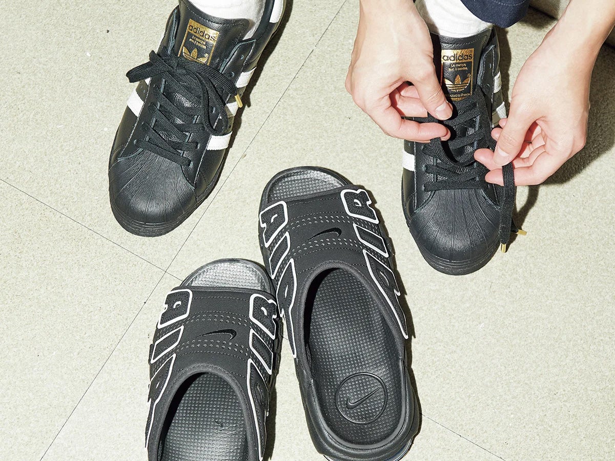 [Gallery]アディダスもナイキも、足もとは黒一択。あえて「ゴアテックス」ロゴを主張するのがトレンド！【服のプロが夏に履きたいスニーカーとサンダル】