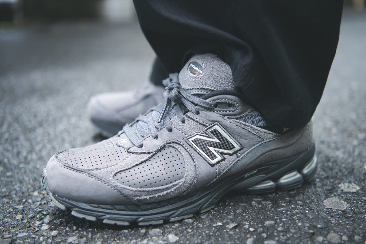 NewBalance「2002R」岸本魁人さん/会社員トップス:プアパンツ:フレッシュサービススニーカー:ニューバランスバッグ:エンズアンドミーンズキャップ:クーパーズタウンサングラス:ギュパールグレースニーカーニューバランス 夏コーデ 正面