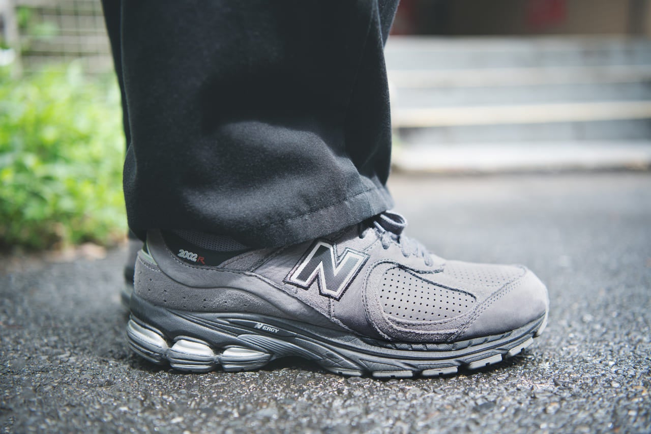 NewBalance「2002R」岸本魁人さん/会社員トップス:プアパンツ:フレッシュサービススニーカー:ニューバランスバッグ:エンズアンドミーンズキャップ:クーパーズタウンサングラス:ギュパールグレースニーカーニューバランス 夏コーデ サイド