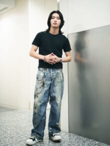 [神谷空] 「ファミマの黒Tにコンバースの厚底スニーカーとアクネ ストゥディオズのジーンズでメリハリを」【メンズノンノモデルの私服スナップ】