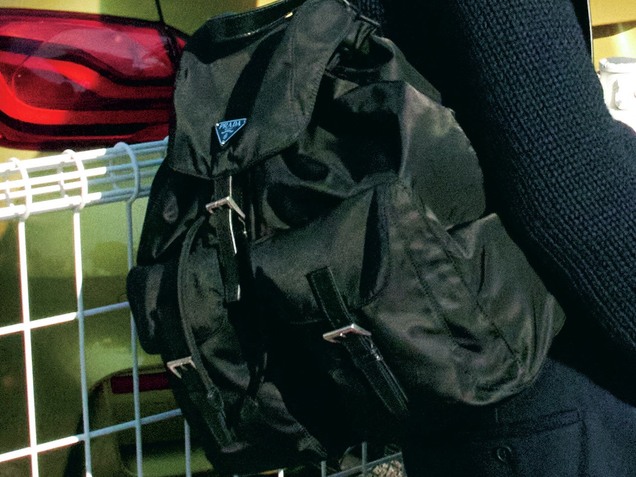 話題の「プラダ」オールブラックのバッグパック、フェンディの新型