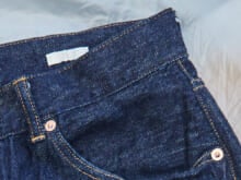 【COMOLI(コモリ)】に惹かれる。服好きが買ってよかったのはデニム、つなぎ、黒いパンツ...正解着こなし9選