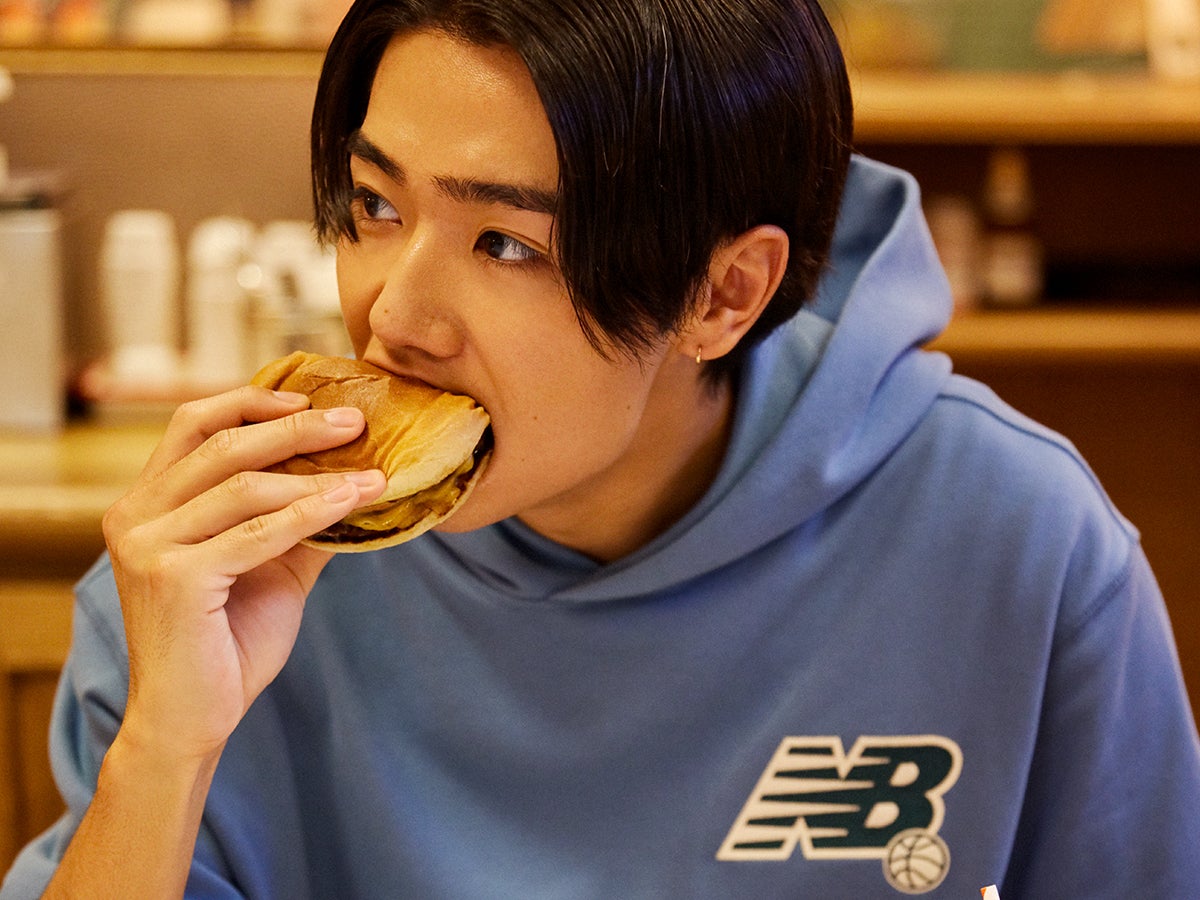 定番こそ、こだわりたい！「ニューバランス」のスウェットでかなう、秋の“差がつく”４スタイル