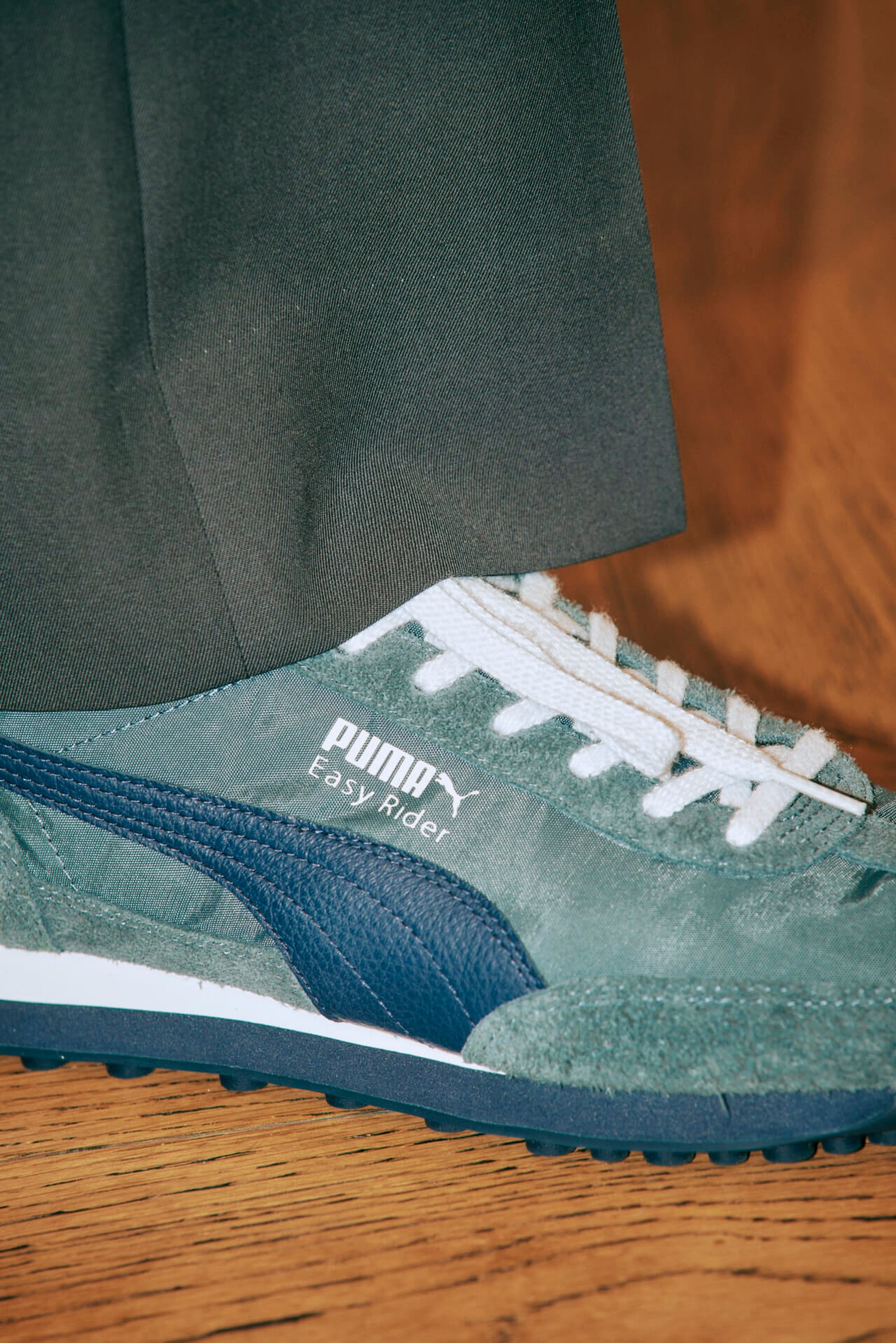 展示会で一番人気だった〈Champion for BEAUTY&YOUTH〉の黒トップスのモテる着こなし 2