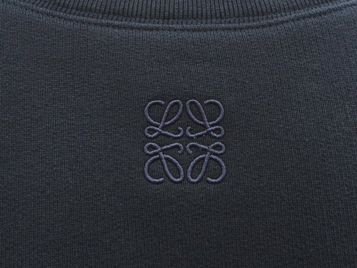 いま「ハイブランド」で買うべき“名品トップス”５着を服のプロが厳選。グッチのスウェット、プラダのニットポロ、ロエベのデニムシャツ…