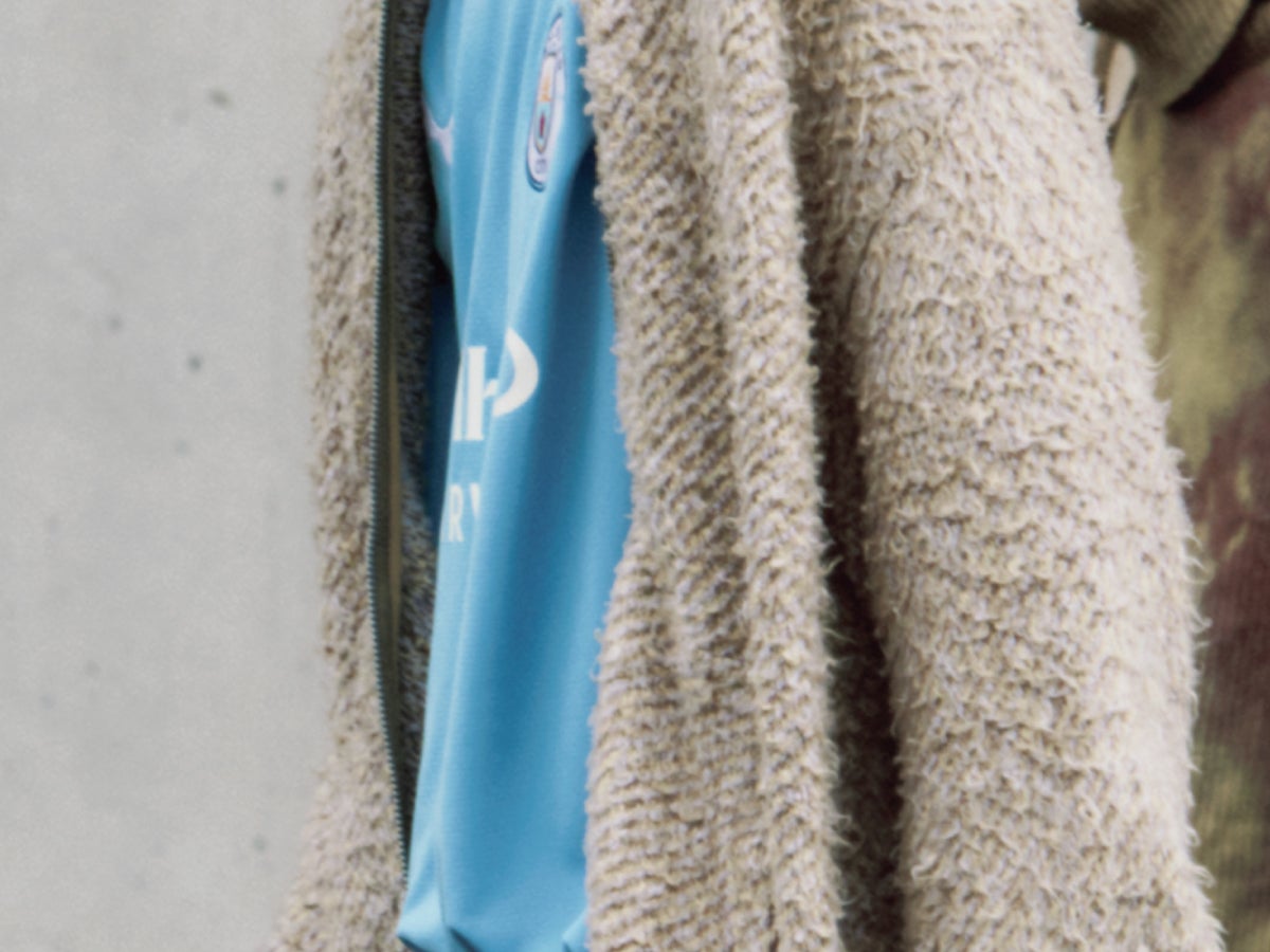 マンチェスター・シティのユニフォームをジーンズと合わせて。古着っぽいのが今っぽい！“ヴィンテージライク”な14スタイル