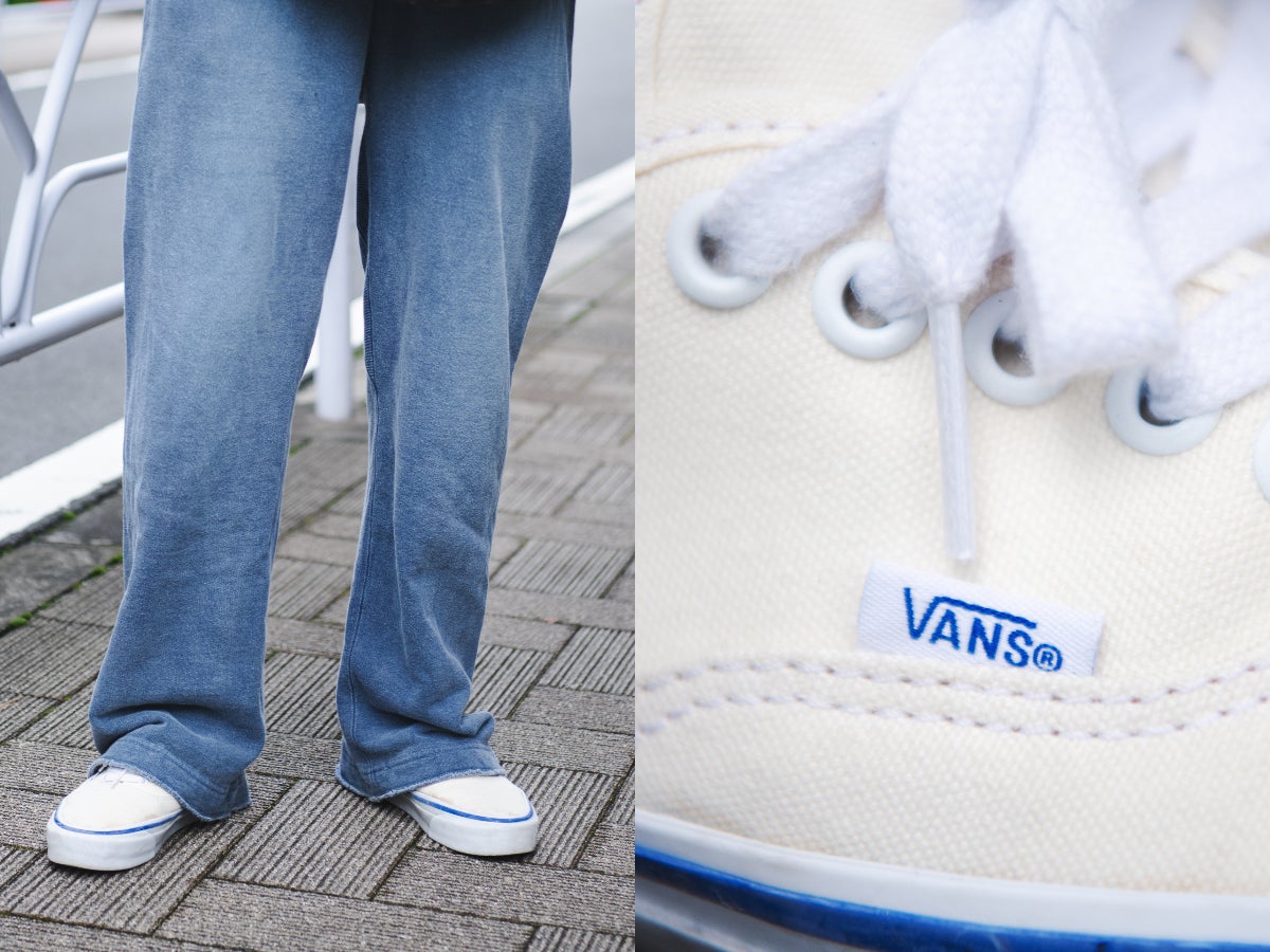 「ヴァンズ」の厚底なオーセンティックでスタイルアップ！ スウェット×コーデュロイの大人リラックスコーデ。【オシャレな人が買ってよかった新作アイテムスナップ／DAY20】