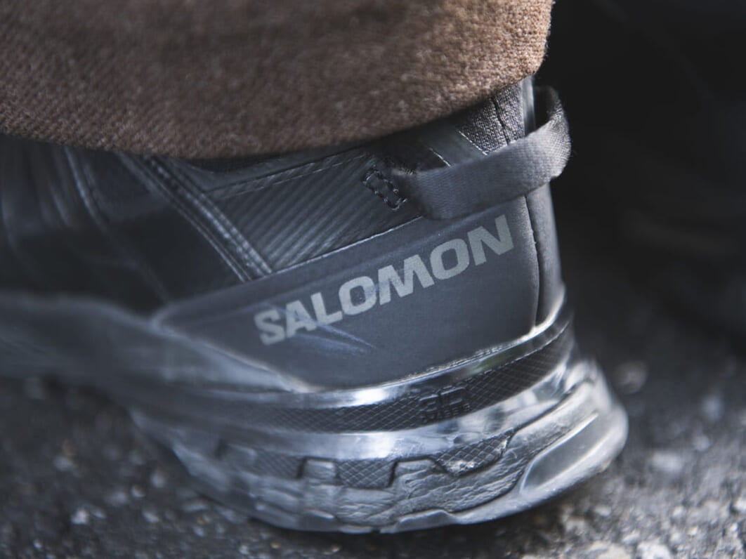 ゴアテックスな黒の「サロモン」は頼れる一足。大人カラーを合わせて品