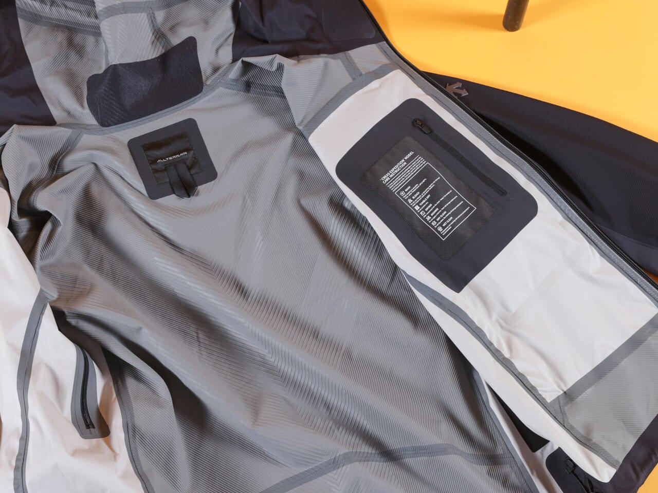 [Gallery] 「黒アウター」に惹かれて。今も春も頼りになる買ってよかった５選。ゴアテックス、シェルジャケット、大人コート…