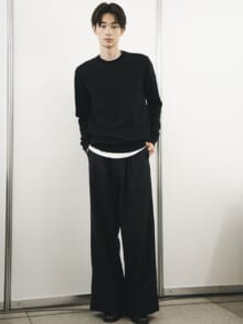 [栄莉弥] 「コム デ ギャルソン」のニットと「ジュンヤ ワタナベ」のスラックスのオールブラックに 「ユニクロ ユー」の白Tで抜け感を 【メンズノンノモデルの私服スナップ】