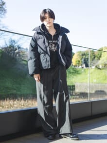 [高橋 璃央] 「ユニクロ ユー」の短丈ダウンに「ジーユー×ビューティフルピープル」のスラックスと「ドクターマーチン」の革靴を合わせた冬のダークトーンコーデ【メンズノンノモデルの私服スナップ】