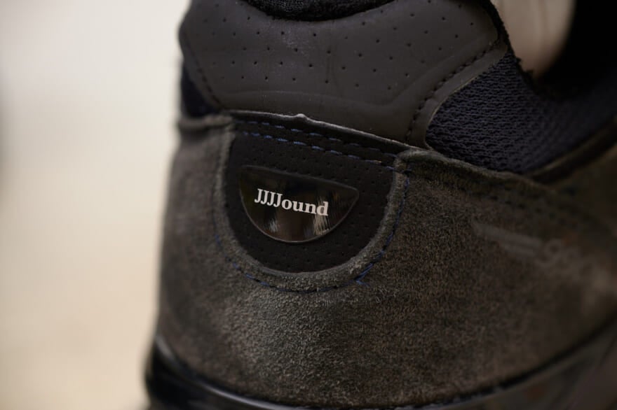 [Gallery]「JJJJound」と「ニューバランス」の990V4に「アークテリクス」のシェルパーカを合わせた大人な着こなし【おしゃれな人はメジャーブランドの愛用スニーカーをどう履く？Vol.110】