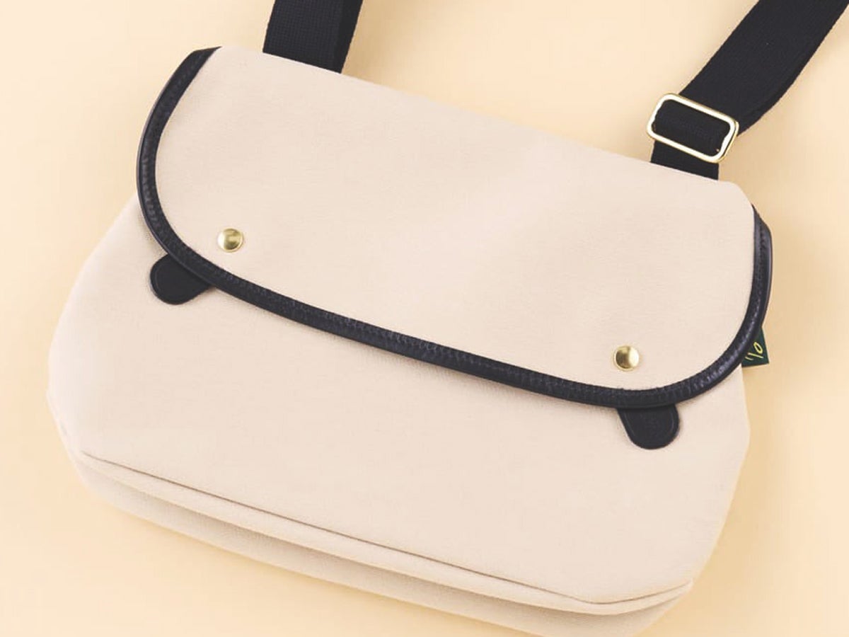 重たくなりがちな暗いアウターに合わせる「愛用バッグ」は？ オシャレな人が買ってよかったアクセント使いできるトートから大人カラーなリュック＆ショルダーまで！