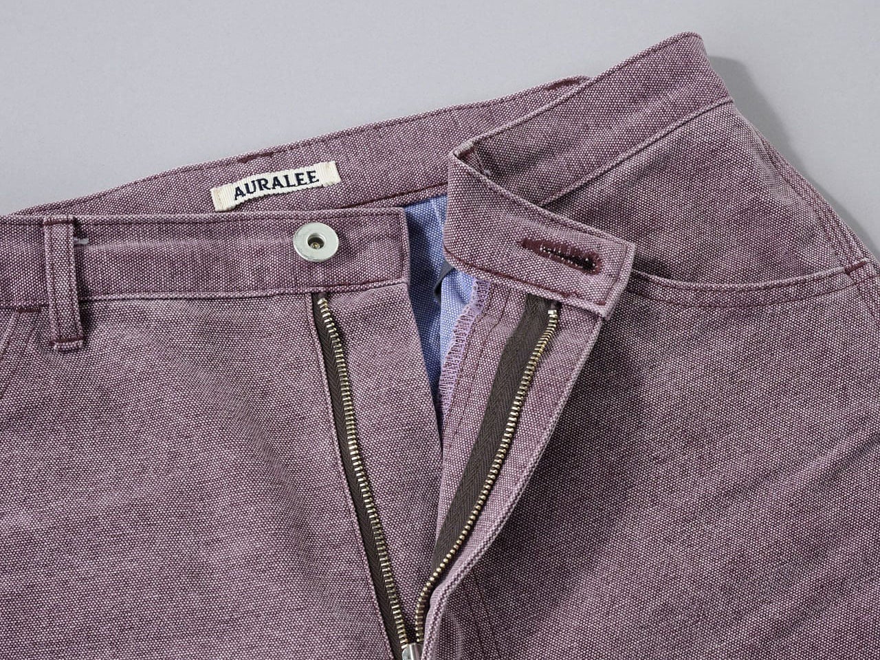 [Gallery]“ぶどう色”に心を撃ち抜かれた。「オーラリー」のジーンズでオールブラックな毎日から卒業！[編集者の愛用私物 #151]