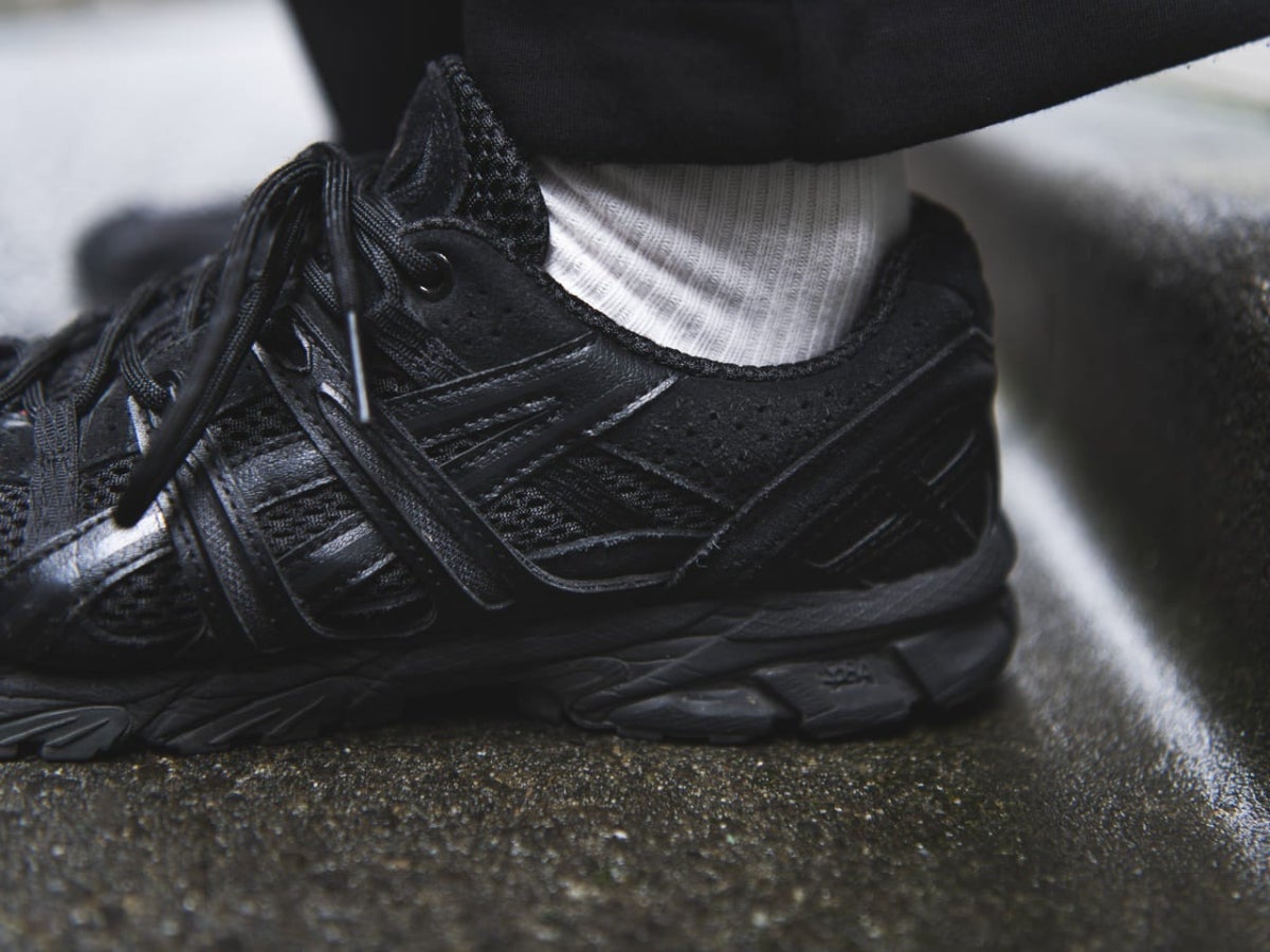 [Gallery]「アシックス」のオールブラックは“一足あるだけで超活躍”。「エル・エル・ビーン」のアノラックパーカを差し色に！【おしゃれな人はメジャーブランドの愛用スニーカーをどう履く？Vol.109】