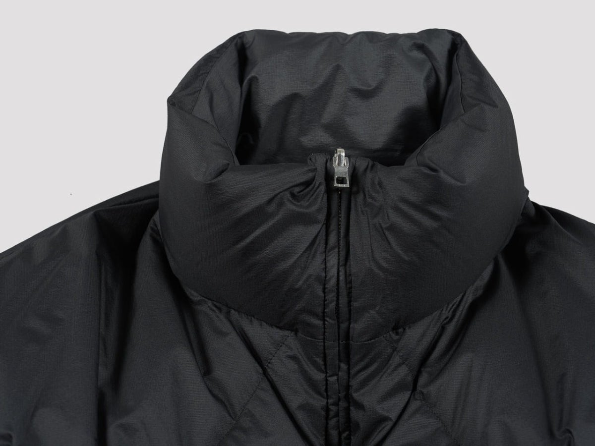 [Gallery]「リバーシブルで楽しめる『ギャルリー・ヴィー』のダウン。フレアパンツとレザーブーツで都会的な冬スタイルに！【目利きプレスが買ってよかった愛用ダウンスナップ #8】