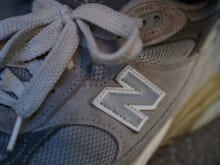 家具職人が買い替えてまで愛用するグレーのニューバランス。「New Balance993」が主役のコーデサンプル【毎日更新！冬のファッションスナップ／DAY13】