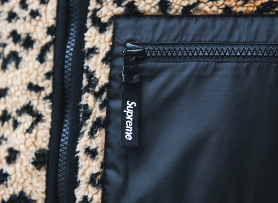 [Gallery] 「シュプリーム」の愛用リバーシブルジャケットと「オニツカタイガー」のスニーカーを合わせて自分の好きを体現した着こなしに！