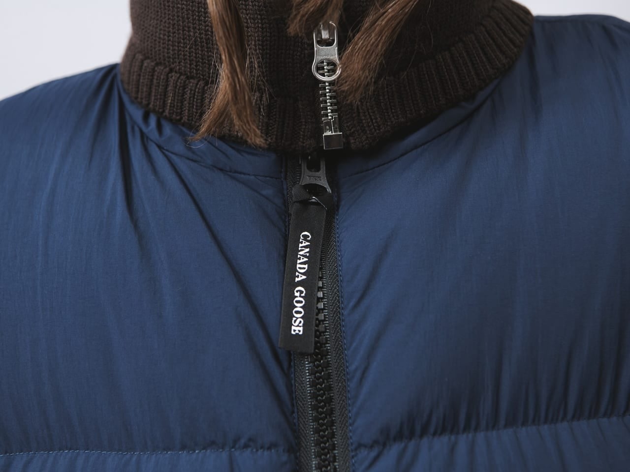 [Gallery] 「カナダグース」の定番ダウンに「ボッテガ・ヴェネタ」の革靴を合わせてシルエットにこだわったモダンな着こなしに