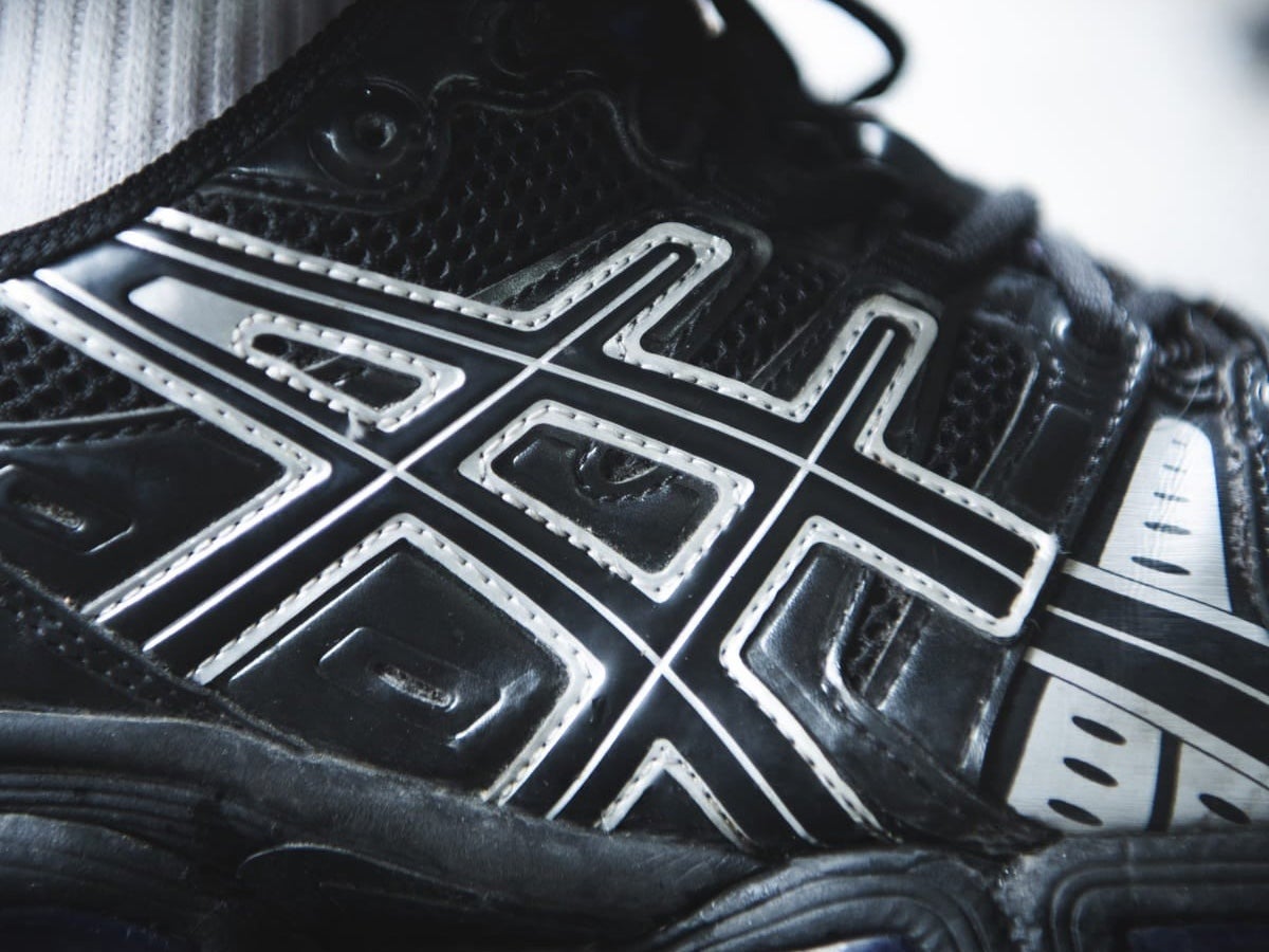 [Gallery]オシャレな人の「愛用アシックス」は“大人ブラック”！ 買ってよかった黒スニーカーと正解着こなしスナップ３選。