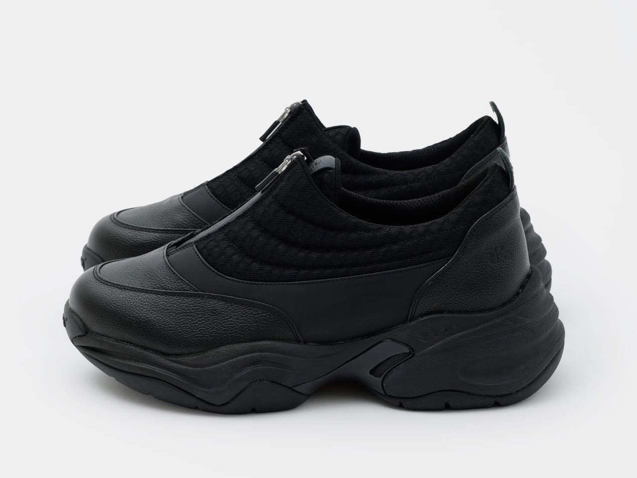 [Gallery]服好きがこぞって履く「OAO（オーエーオー）」の定番スニーカーを「ビオトープ」が別注！奥行きのあるオールブラックは圧倒的な機能美！