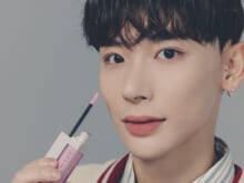 メンズメイクの最適解は「ピンク」だった!? 「アディクション」の春コレクションで優しい印象をまとう［ADDICTION］