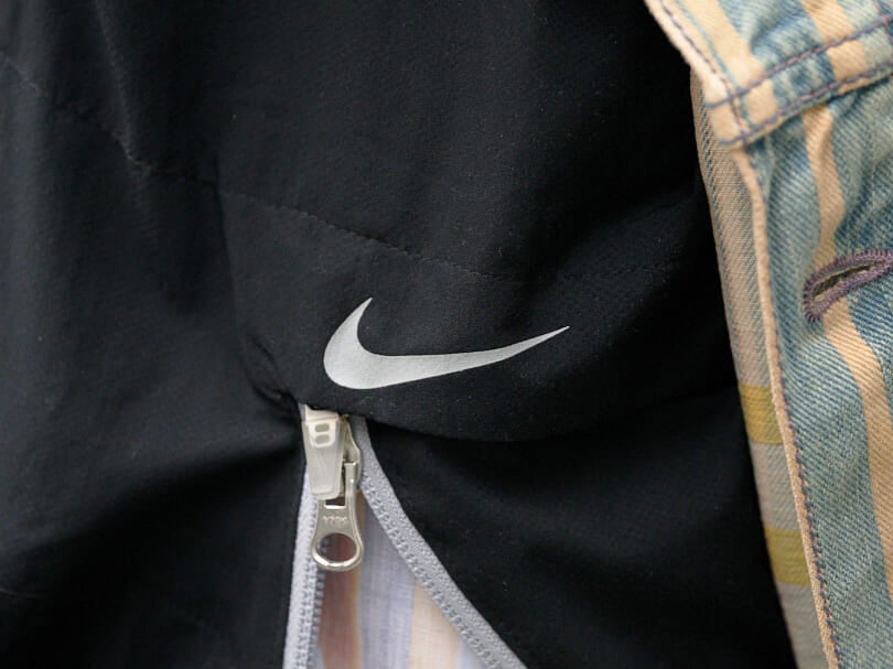 「ナイキ」の黒トップスに「リーバイス®」のシャツを仕込んだ技ありレイヤードコーデ！【冬のファッションスナップ／DAY30】