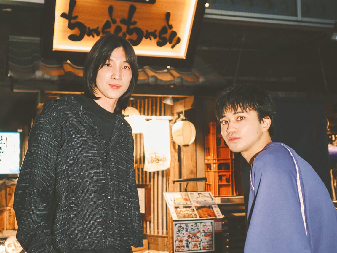 中田圭祐と四坂亮翔 、年齢差9歳コンビが対談！連載『何話す？』のweb限定カットを公開