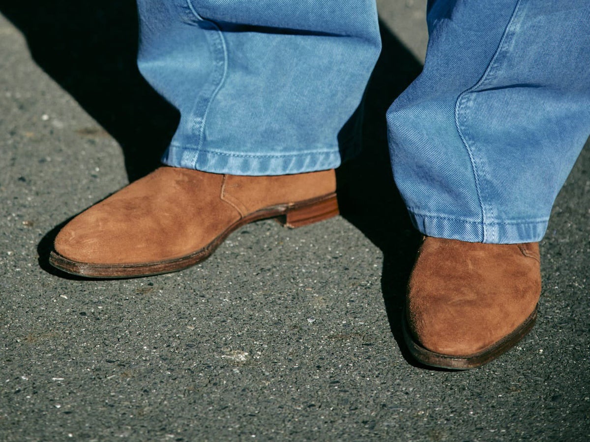 「デニム」と「革靴」の最適解。コモリなどの名品にクラークスやドクターマーチンといった定番を合わせる7人のスタイル。