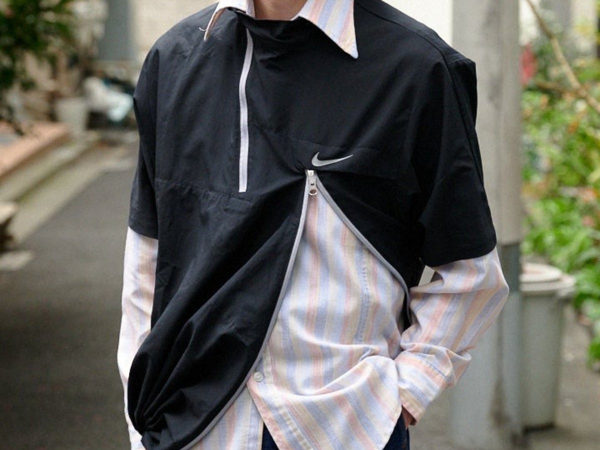 [Gallery]「ナイキ」の黒トップスに「リーバイス®」のシャツを仕込んだ技ありレイヤードコーデ！【冬のファッションスナップ／DAY30】