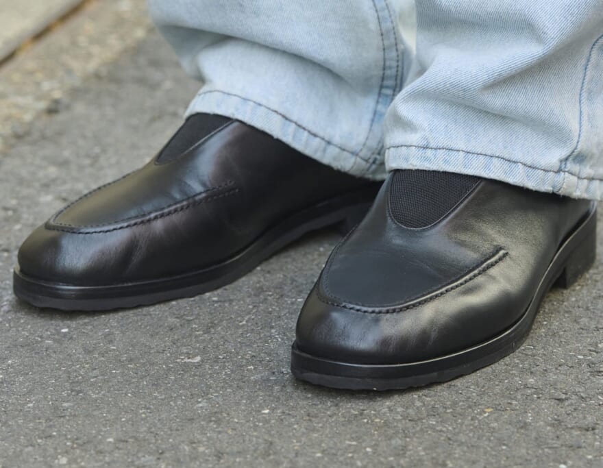 [Gallery]リーバイス®のジーンズと黒革靴のシンプルな合わせ。服のプロはfoot the coacherの新作「ELASTIC MOCCASINS」をどう履く？