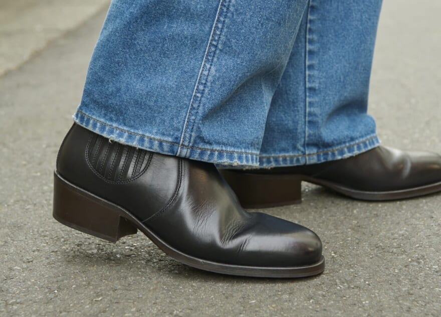 [Gallery] 今春はルメールのブーツにブルーデニムを合わせる。服のプロはLEMAIREの新作「CHELSEA BOOTS」をどう履く？