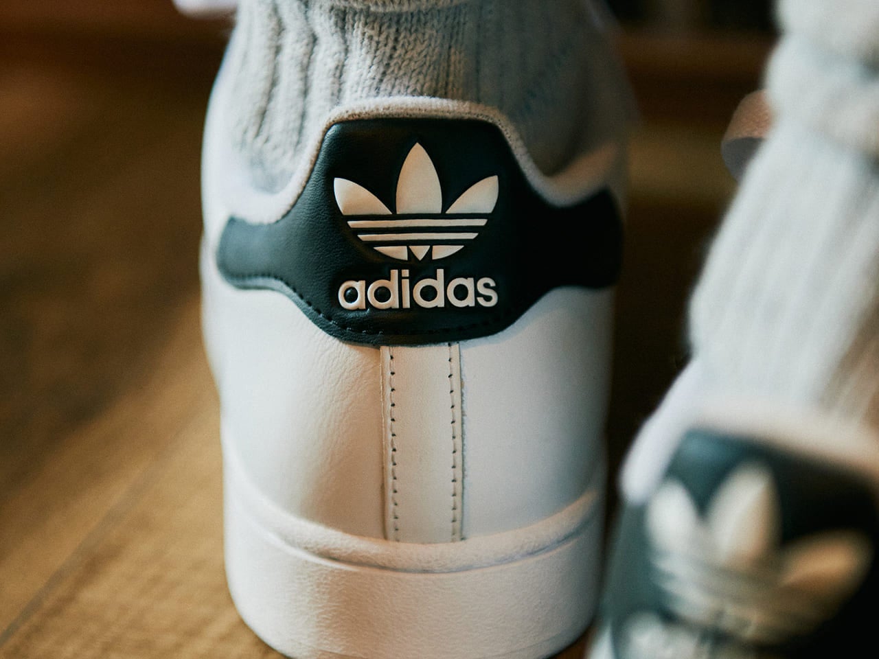 春はアディダス オリジナルスのスニーカーを。ところで定番名品「スーパースター」ってどんなモデル？　その魅力と履きこなし