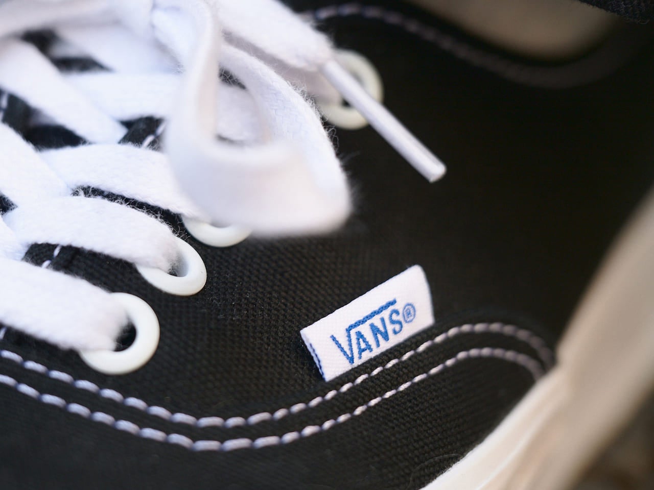 進化したVANSの定番「オーセンティック」の黒を革靴の代わりに。【おしゃれな人はメジャーブランドの愛用スニーカーをどう履く？Vol.117】