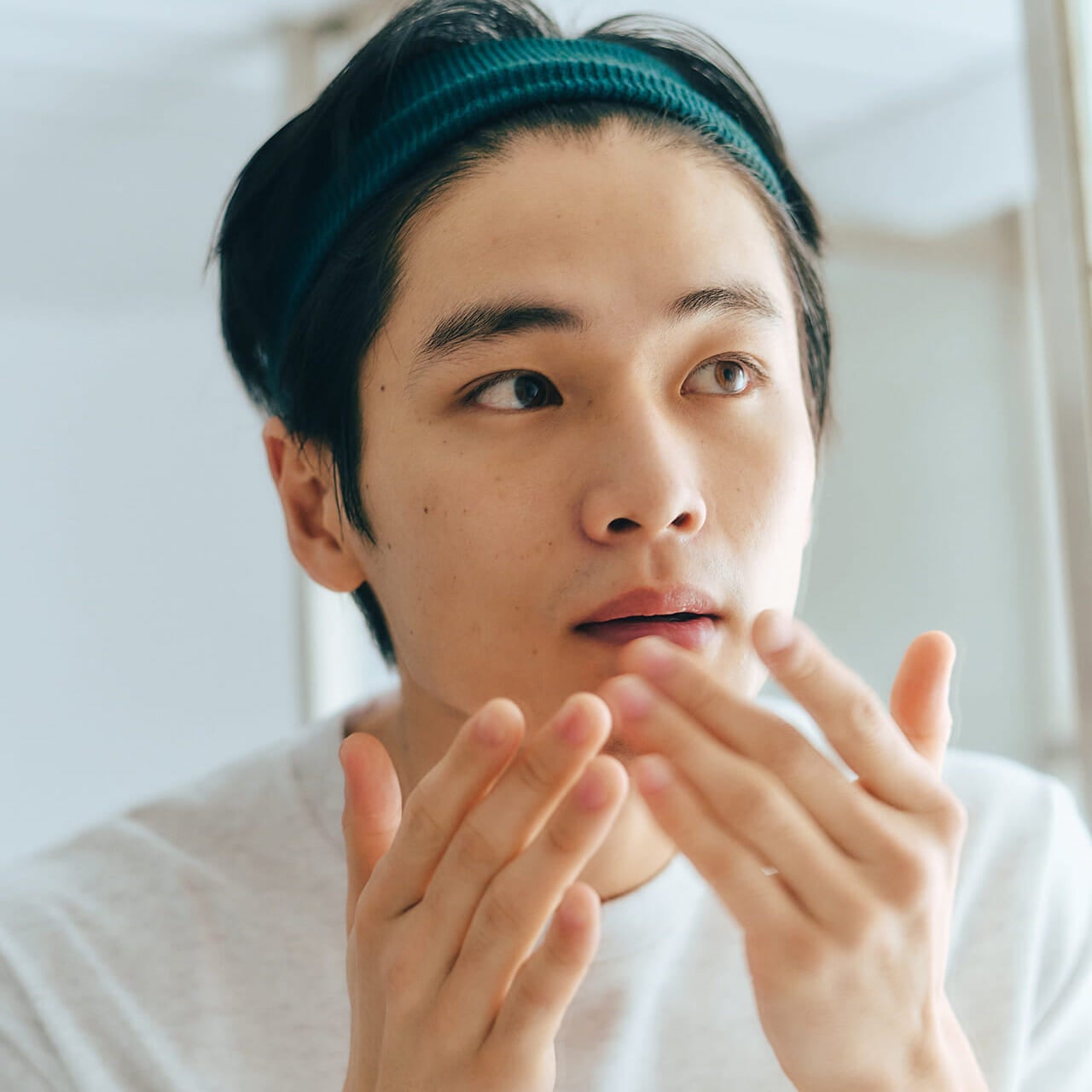 ラボシリーズの新作「クリアLS」の乳液を使用する中川大輔1